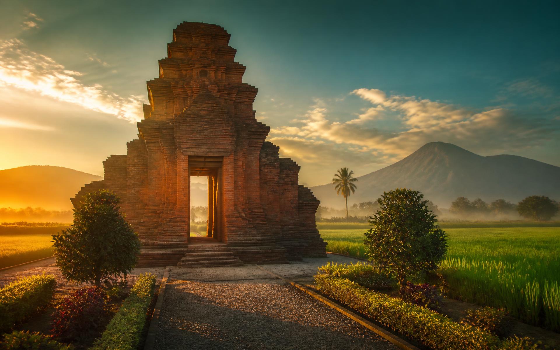 Candi bata merah bergaya Majapahit di tengah sawah Sidoarjo saat matahari terbit